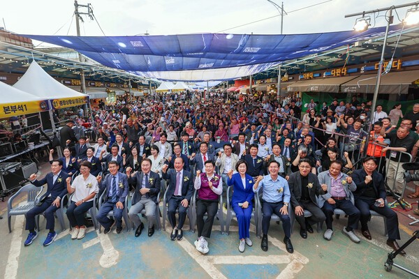 이필형 구청장·최동민 당선인 나란히 참석… 청량리시장 ‘달빛나들이’ 축제서 상생 의지 대표이미지